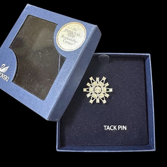 NIB Swarovski Crystal Rockefeller Center 6 Point Star Tack Pin Brooch - Picture 1 of 7